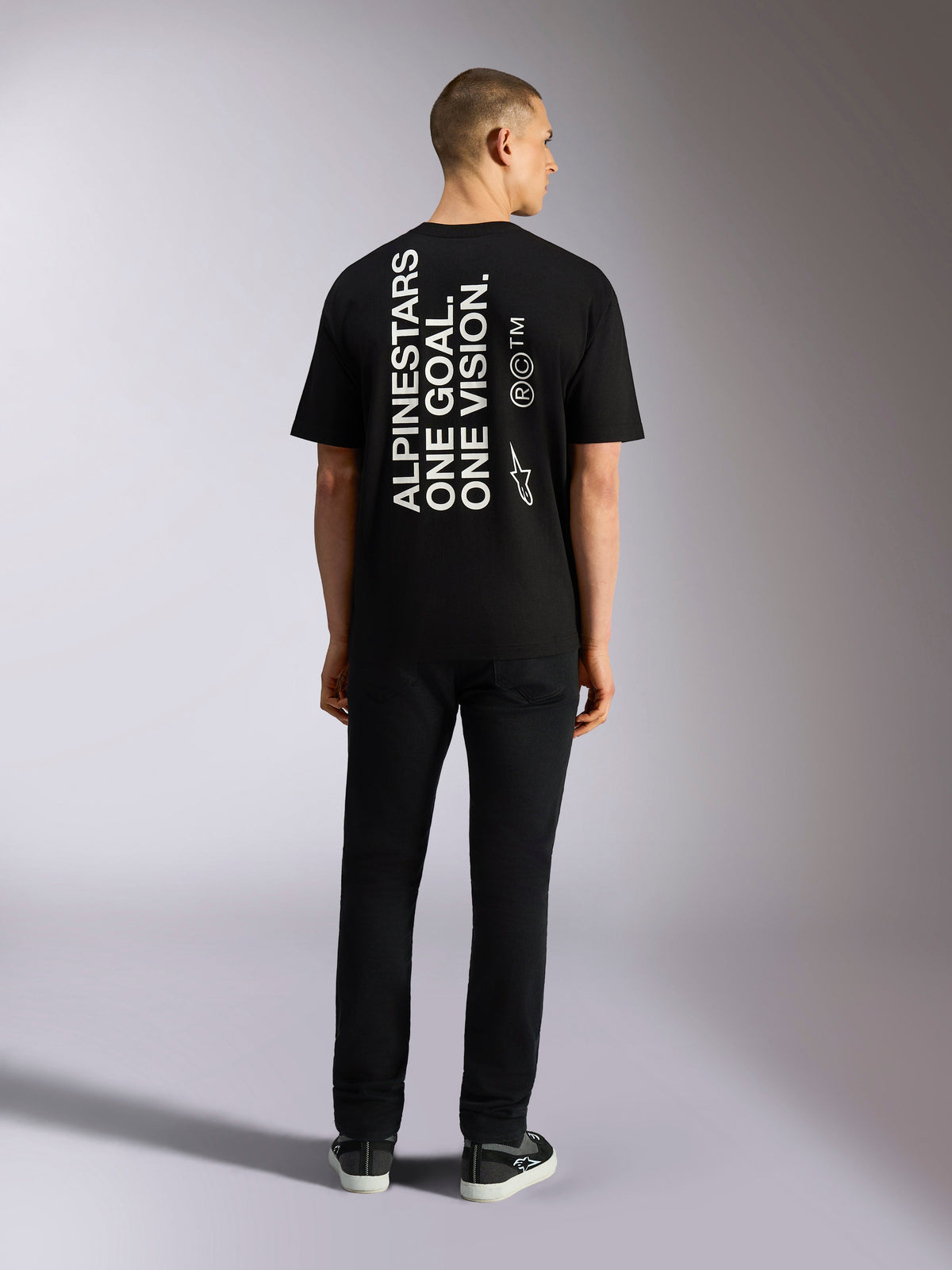 Alpinestars One Oversized CSF Tee, t-shirt de manga curta, preta, impressão vertical nas costas 'ALPINESTARS ONE GOAL. ONE VISION.' com logótipo Astars, estilo casual streetwear