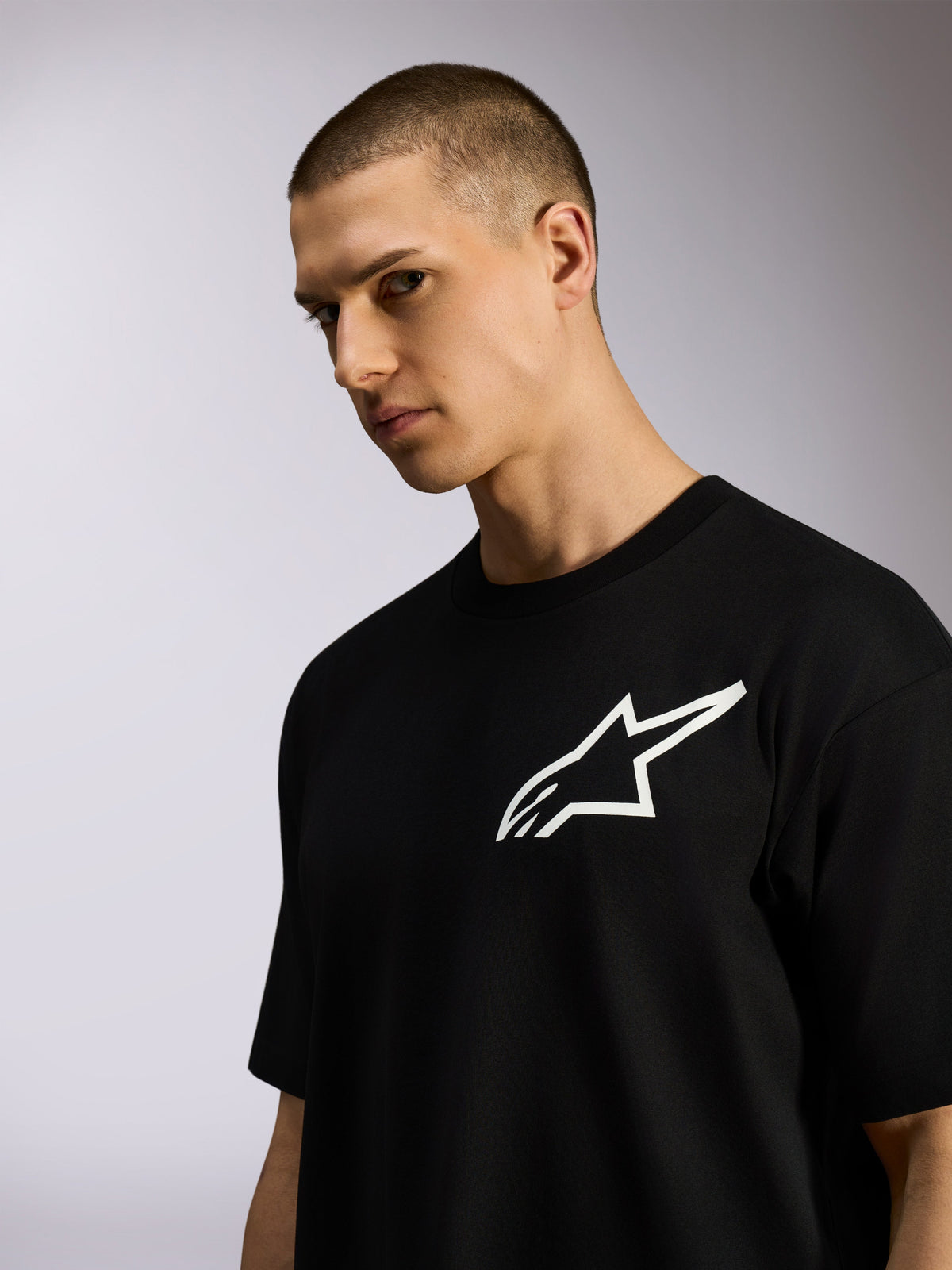 Alpinestars One Oversized CSF Tee, t-shirt de manga curta, preta, logótipo Astars branco, vestida por modelo masculino, casual lifestyle streetwear