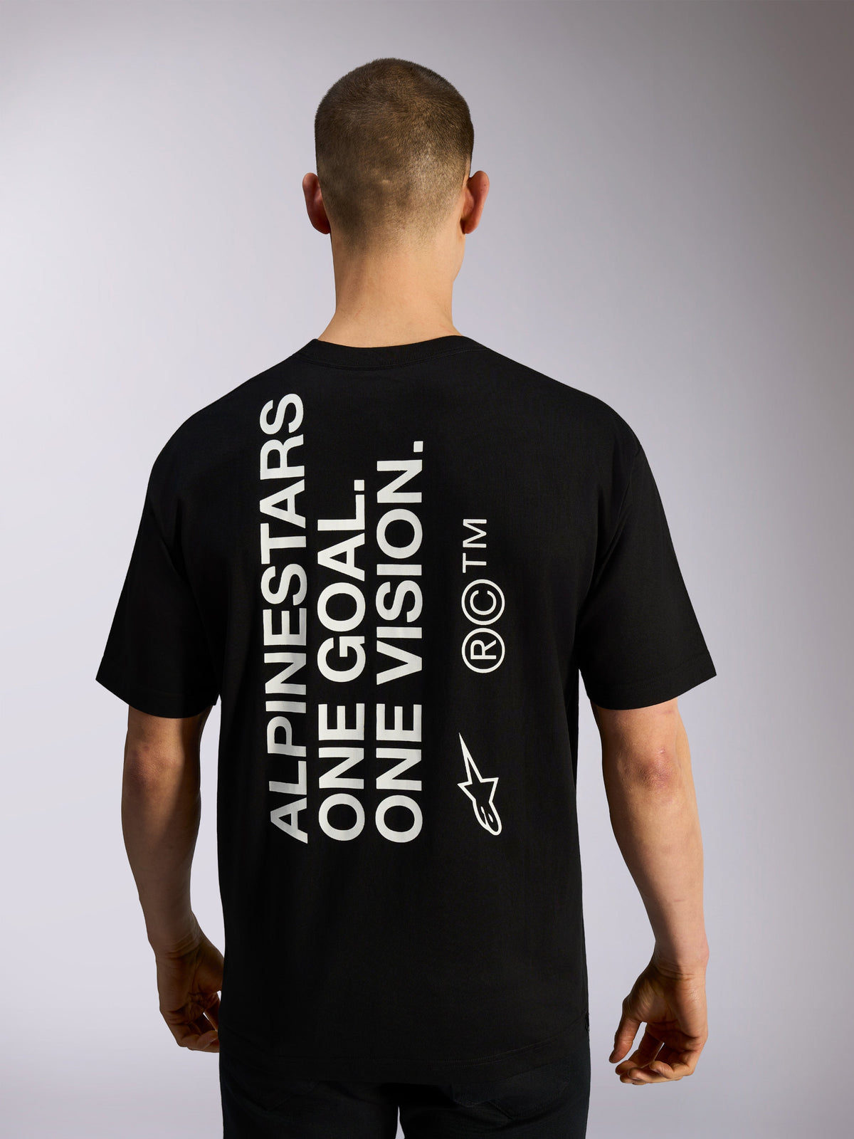 Alpinestars One Oversized CSF Tee, t-shirt de manga curta, preta, vista das costas com texto vertical grande em branco 'ALPINESTARS ONE GOAL. ONE VISION.' e logótipos da marca, streetwear casual de desporto motorizado