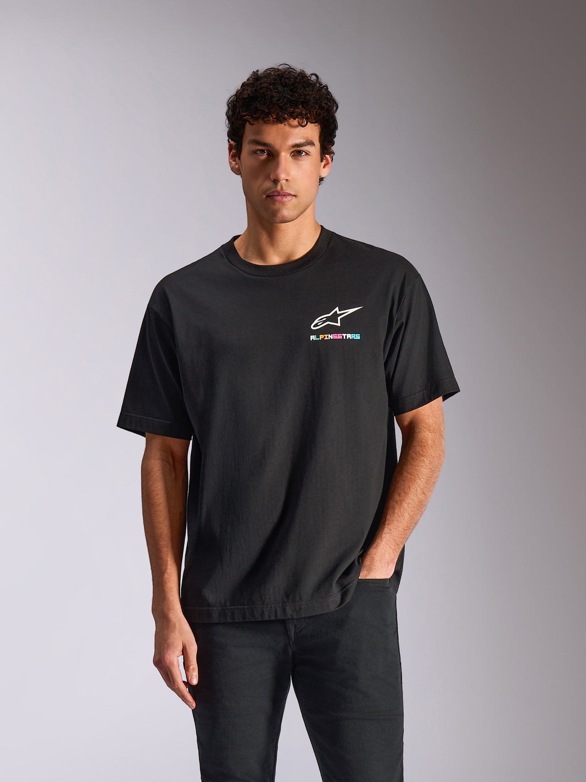 Alpinestars Wild Oversized CSF Tee, t-shirt de manga curta preta, logótipo Astars branco com texto multicolorido vibrante, corte largo e confortável, estilo casual motorsport streetwear