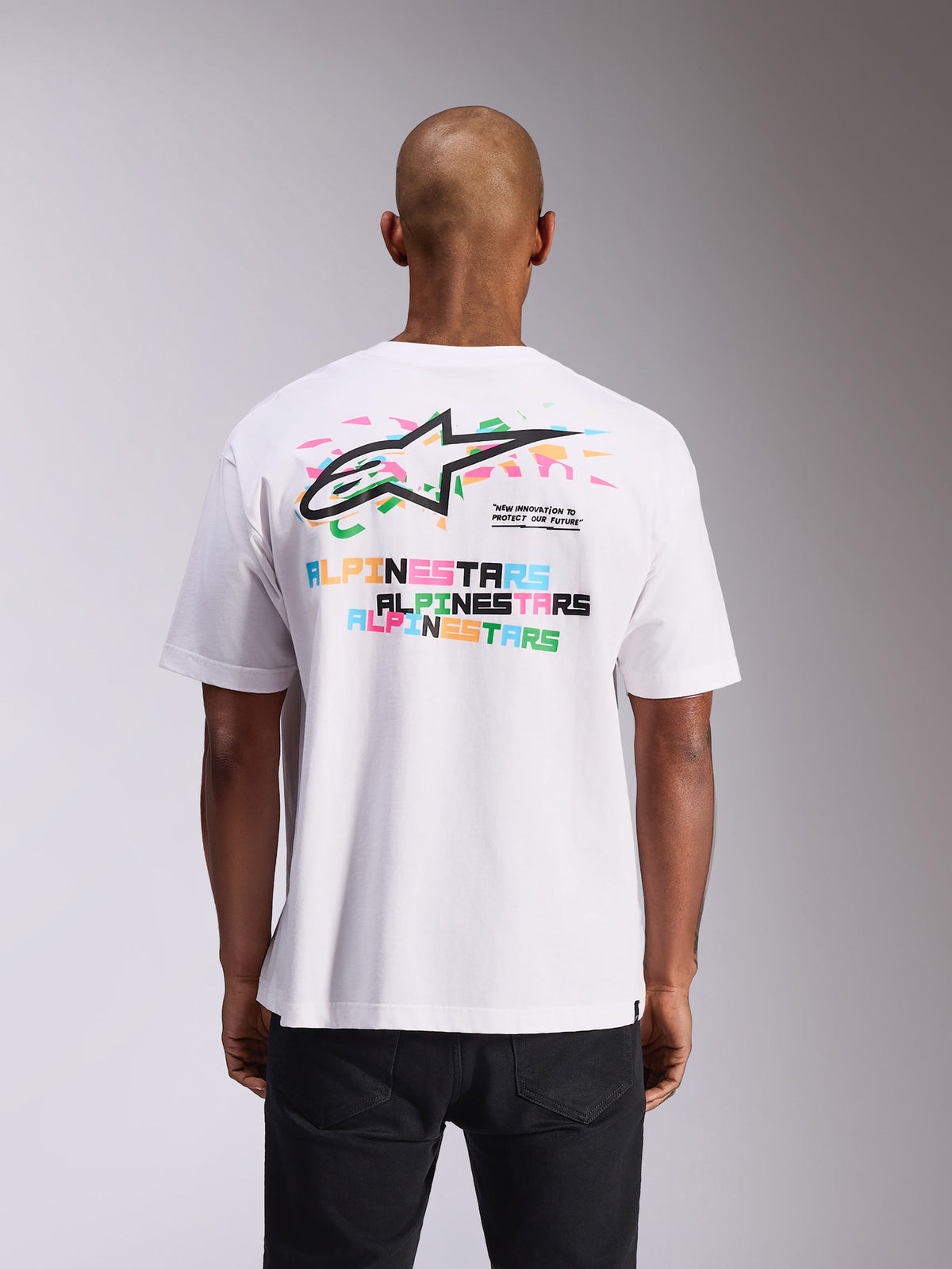 Alpinestars Wild Oversized CSF Tee, t-shirt de manga curta, branca, vista traseira com logótipo Astars multicolor vibrante e impressões de texto, corte oversized, streetwear casual de desportos motorizados