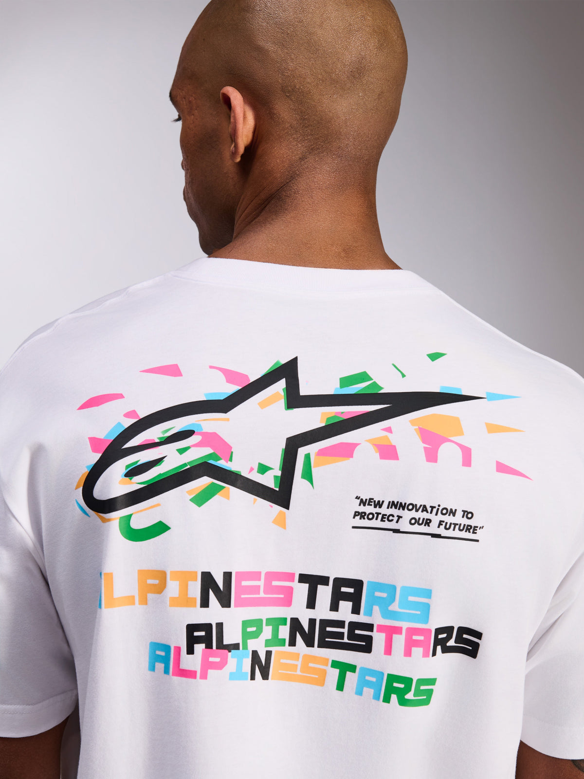 T-shirt Alpinestars Wild Oversized CSF, t-shirt de manga curta, branca, gráfico nas costas com logótipo Astars multicolor vibrante e slogan, roupa desportiva casual