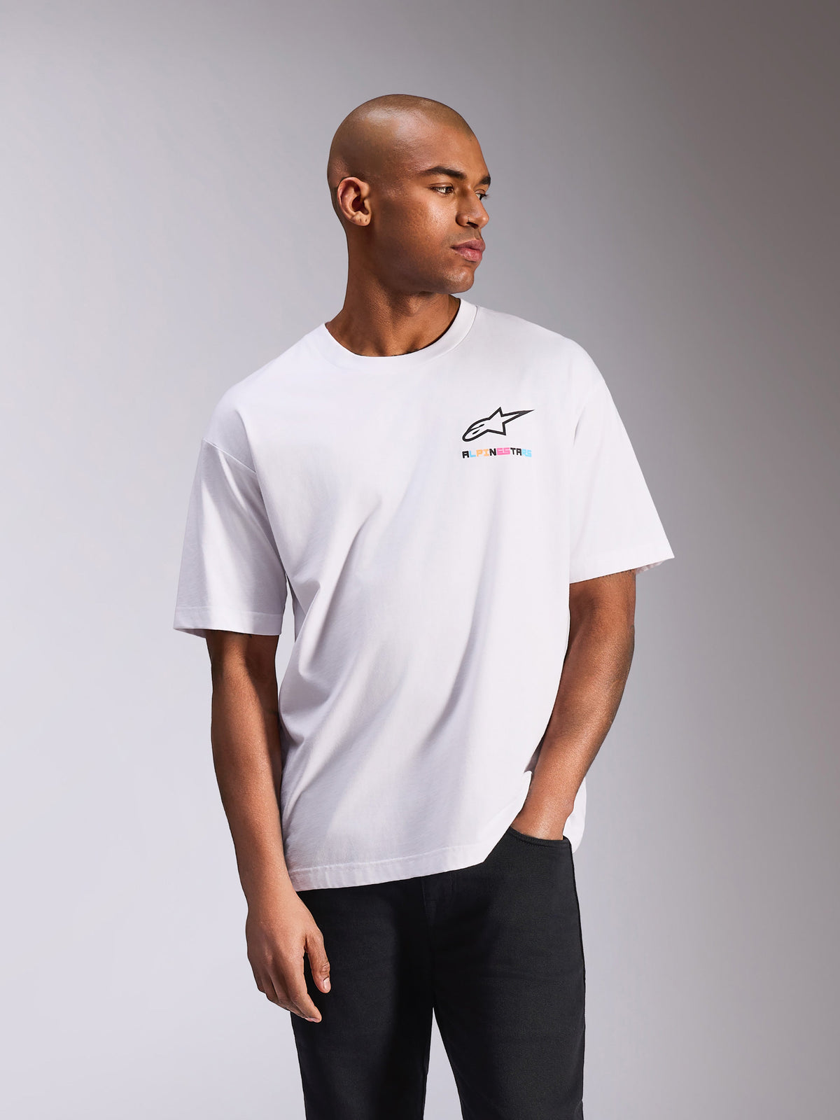 T-shirt Alpinestars Wild Oversized CSF, t-shirt de manga curta, branca, com um pequeno logótipo Astars multicolor no peito, silhueta oversized, streetwear casual inspirado no desporto motorizado