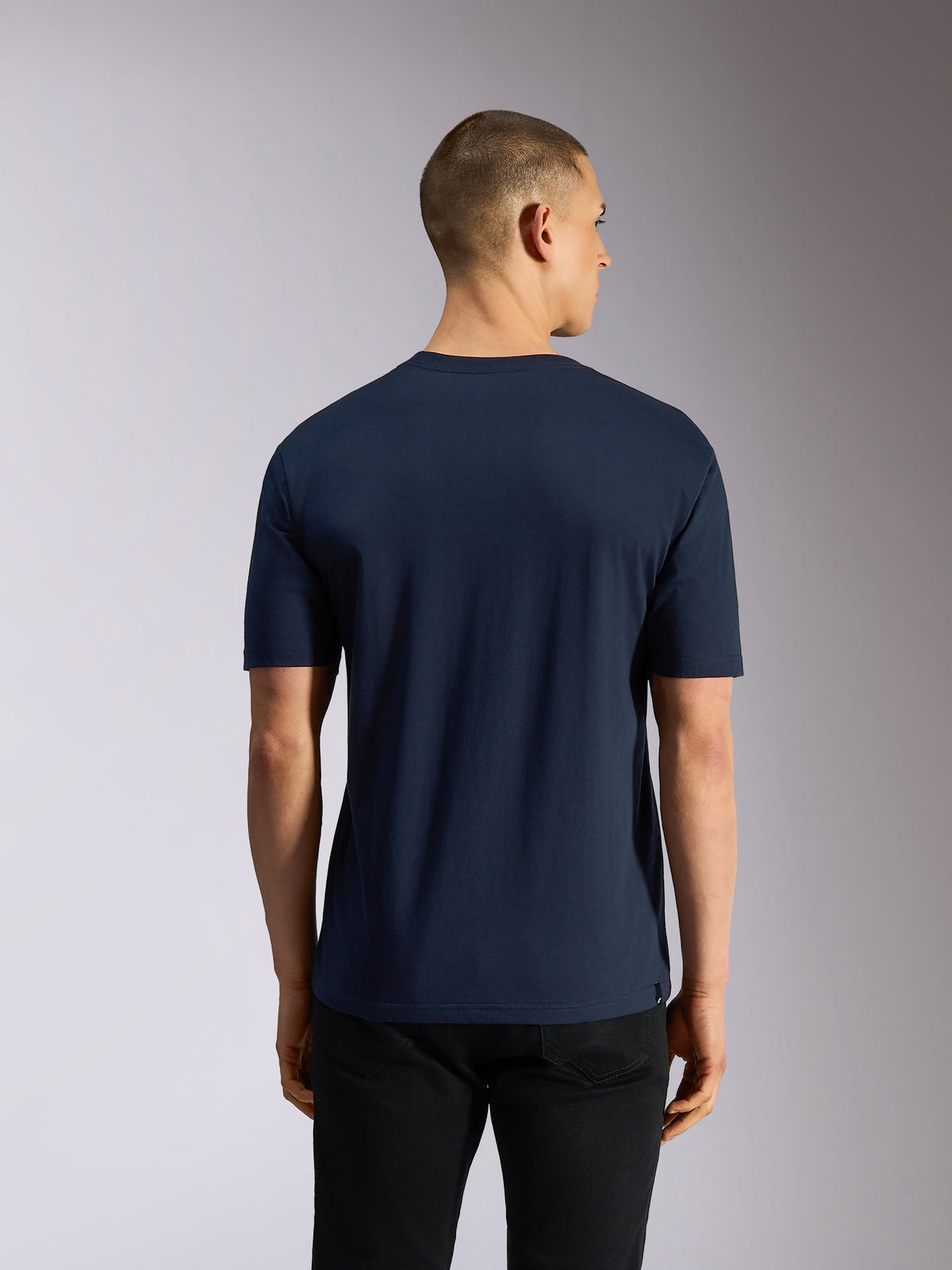 Alpinestars Noka CSF Tee, t-shirt de manga curta, azul marinho, vista traseira no modelo, estilo sportswear casual