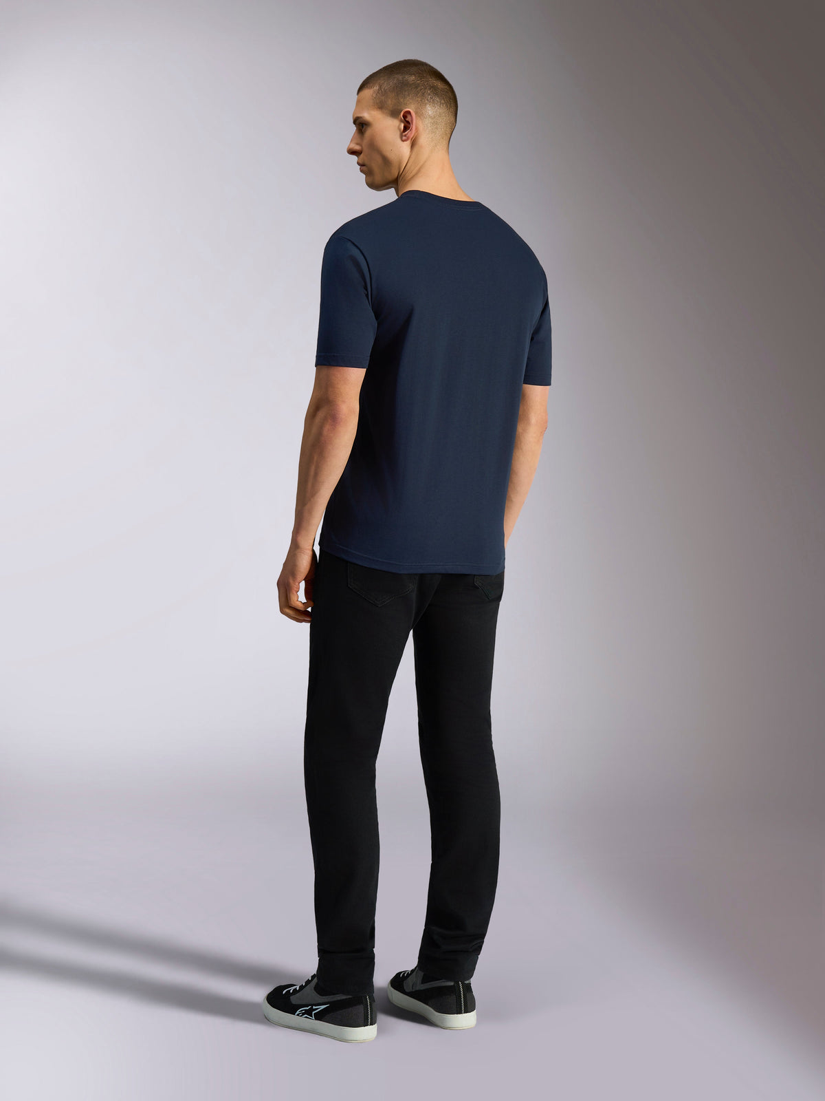 Alpinestars Noka CSF Tee, t-shirt de manga curta, azul-marinho, vista traseira num modelo a usar calças pretas e sapatilhas, streetwear casual de desporto motorizado