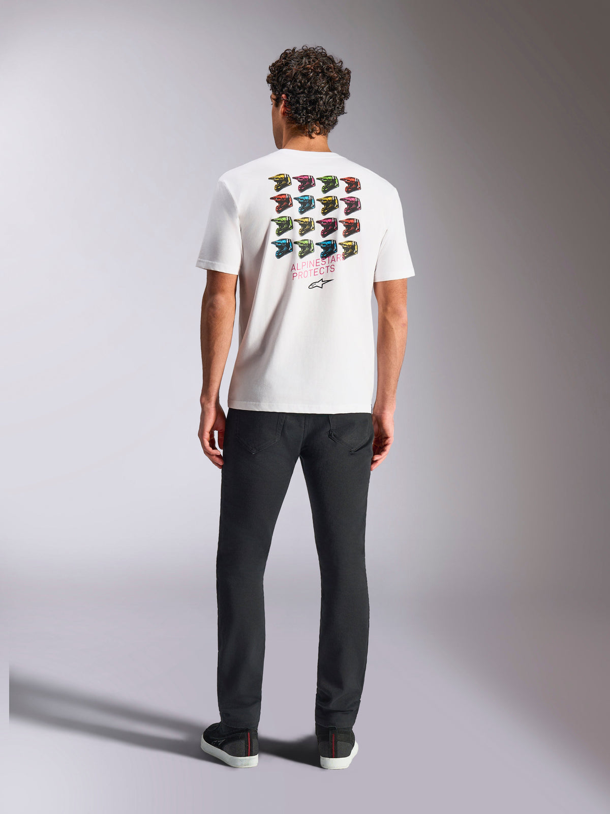 Alpinestars Pop Helmet CSF Tee, t-shirt de manga curta branca, com um grafismo colorido de uma grelha de capacetes M10 nas costas e o texto 'Alpinestars Protects', estilo casual motorsport streetwear
