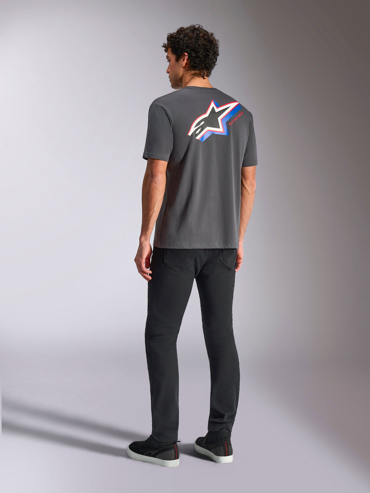 T-shirt Alpinestars Angler CSF, camisola de manga curta, cinzento carvão, logótipo Astars vibrante multicolor nas costas com riscas vermelhas e azuis, streetwear casual de motorsport