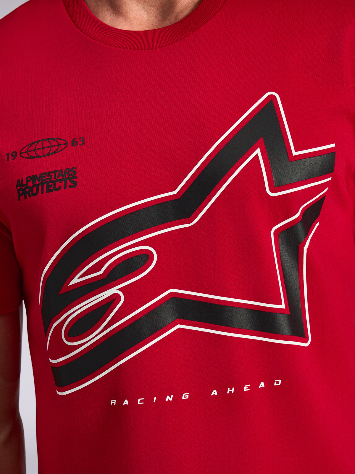 Alpinestars Authority CSF Tee, t-shirt de manga curta, vermelha, logótipo Astars grande e recortado com contorno a preto e branco, incluindo o texto 'Alpinestars Protects' e 'Racing Ahead', streetwear casual de desportos motorizados