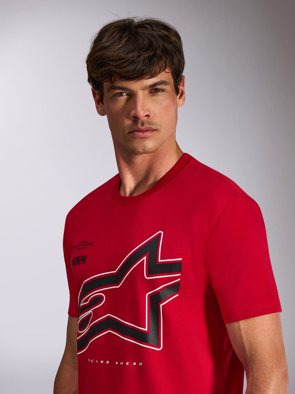 Alpinestars Authority CSF Tee, t-shirt de manga curta, vermelha, logótipo Astars grande recortado em preto e branco com contorno, usada por modelo, streetwear casual inspirado no desporto motorizado