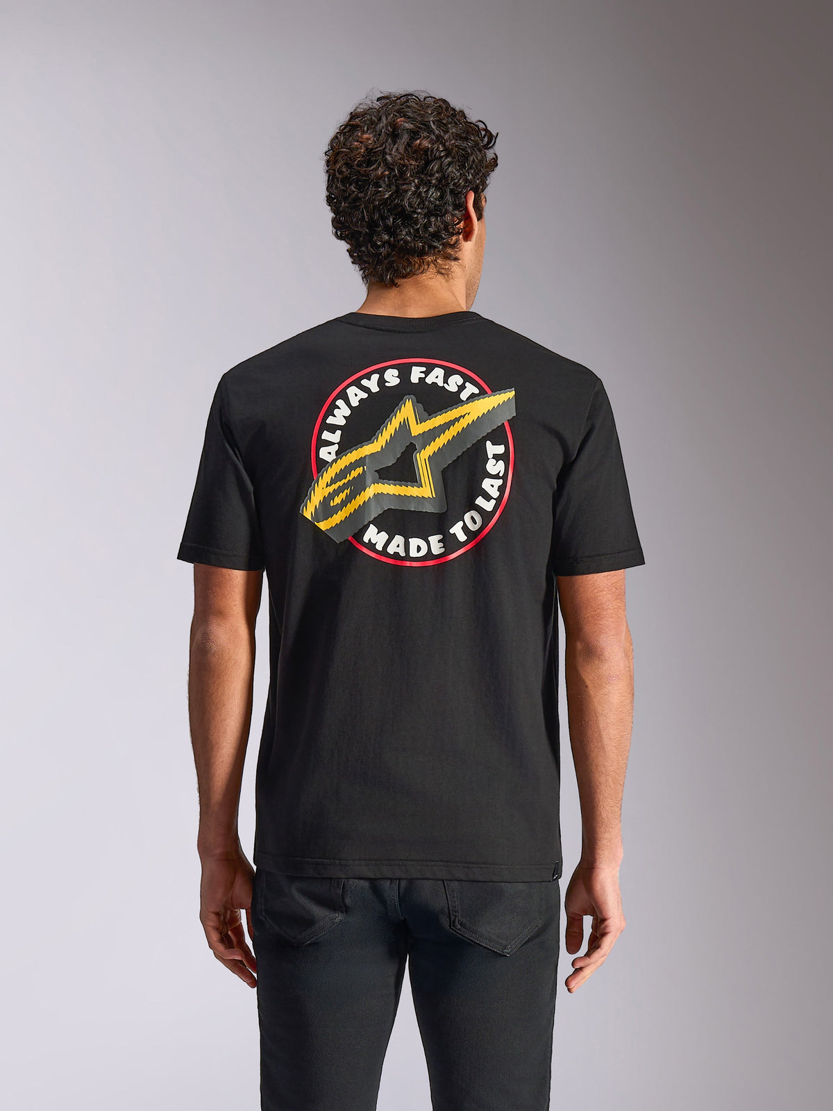 T-shirt Alpinestars Aorbit CSF, t-shirt de manga curta, preta, com o gráfico 'Always Fast Made to Last' e logótipo de estrela amarela nas costas, vestuário streetwear casual de estilo motorsport