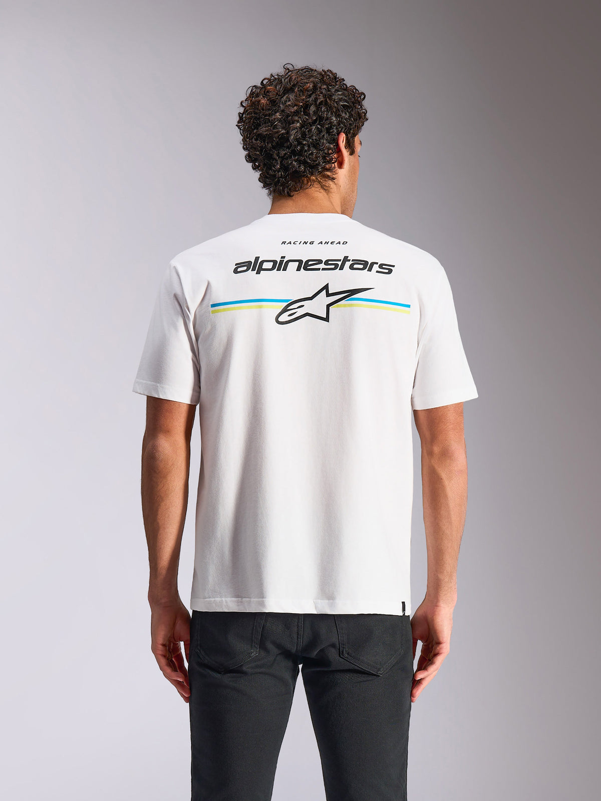 Alpinestars Lanes CSF Tee, T-shirt de manga curta, branca, vista traseira com riscas multicolores e logótipos Alpinestars e Astars, streetwear casual de desporto motorizado