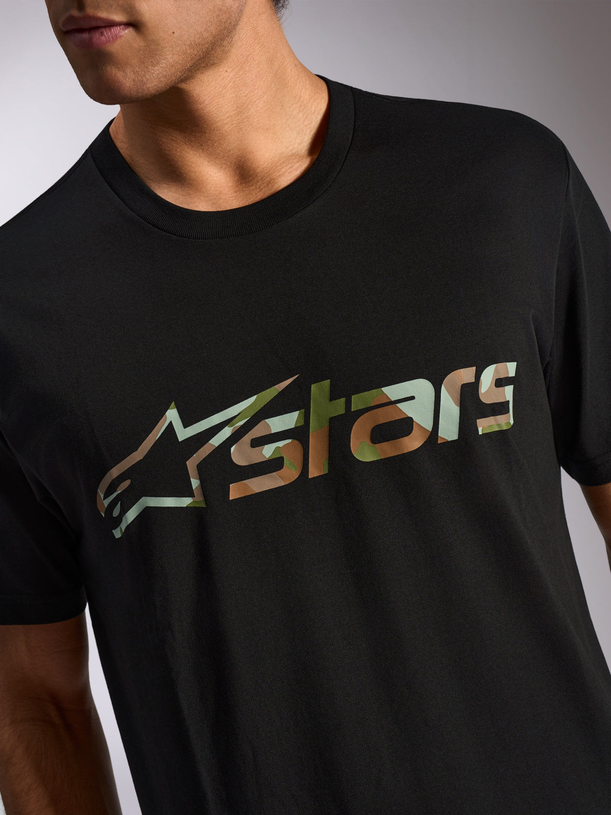 Alpinestars Verdure Camo CSF Tee, t-shirt de manga curta, preta, logótipo Astars com enchimento camuflado no peito, estilo streetwear casual de desportos motorizados