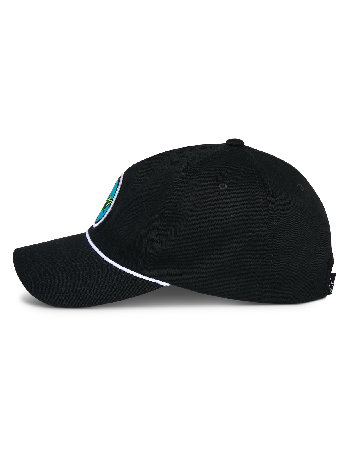 Boné Alpinestars Calipalm Strapback, preto, vista de perfil lateral, pala curva com detalhe de corda branca, tecido de sarja de algodão preto, patch colorido com logótipo frontal, acessório de cabeça casual inspirado no desporto motorizado