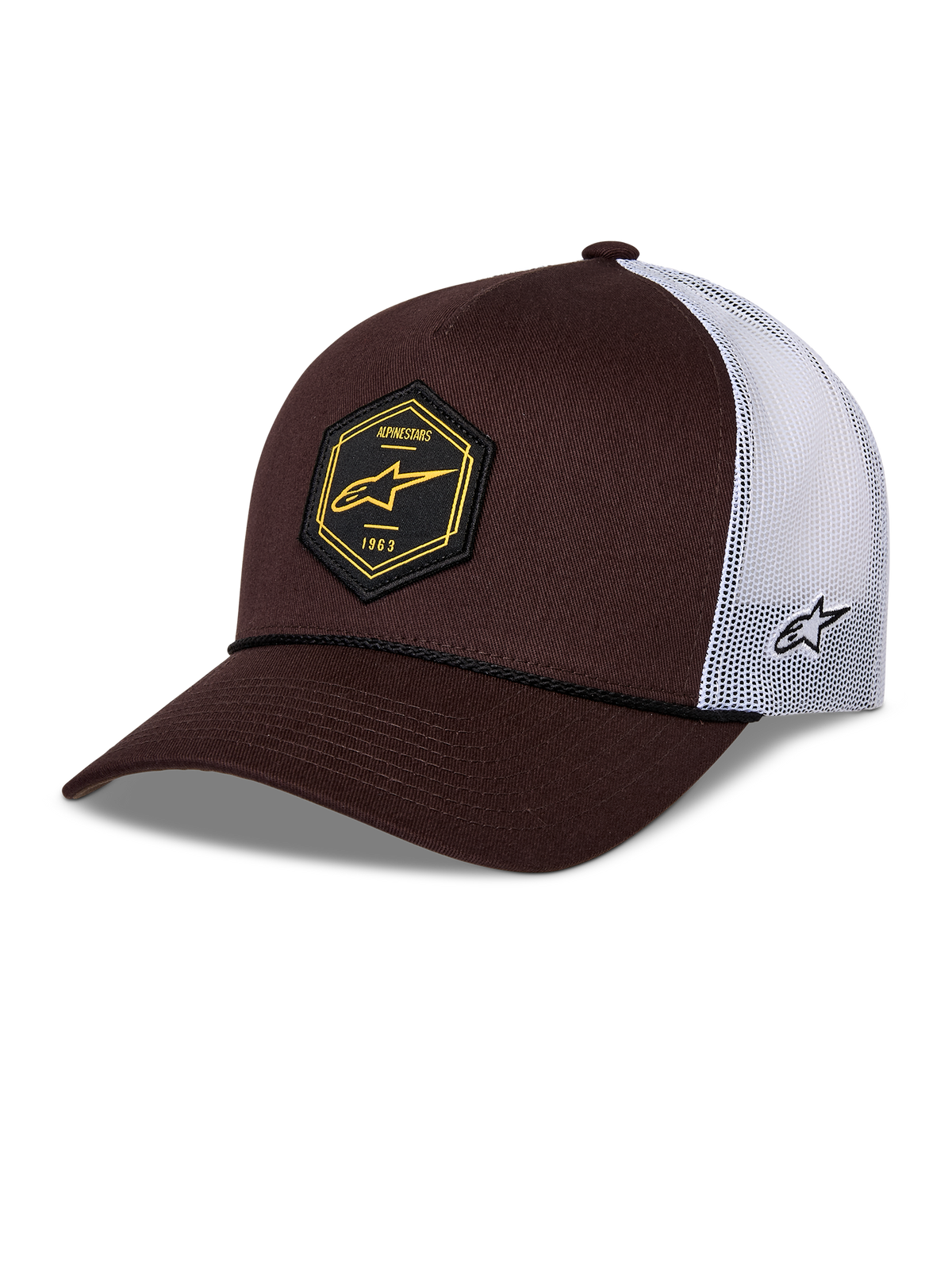 Boné Alpinestars Hexeon Trucker, castanho e branco, pala curvada com frente estruturada em castanho escuro e malha branca, com patch frontal hexagonal preto e logótipo amarelo, logótipo lateral bordado e estilo trucker clássico