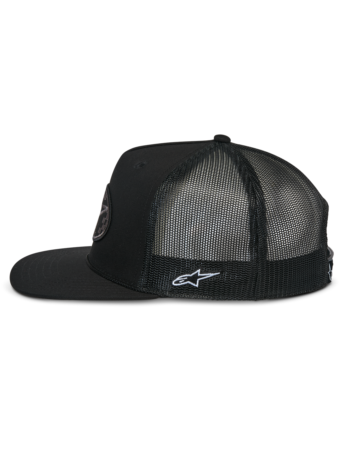 Boné Trucker Alpinestars Contender, perfil lateral, preto, pala plana com copa estruturada, malha de poliéster respirável nas costas, bordado do logótipo Astars branco na lateral, acessório casual inspirado no desporto motorizado