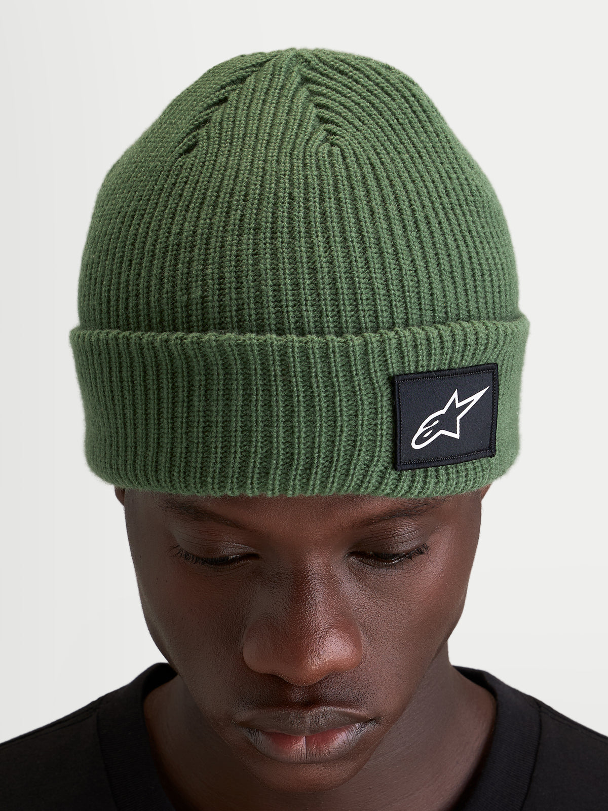 Alpinestars Unload Rib Cuff gorro, gorro de malha sportswear para o inverno, verde, com design canelado e patch tecido Alpinestars na dobra, usado por um modelo