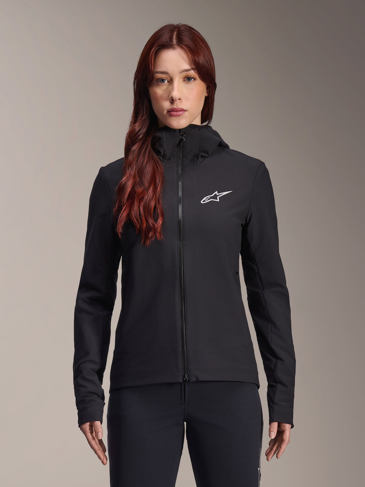 Alpinestars Stella A-Dura Thermal Jacket, casaco de ciclismo para mulher, preto, logótipo de estrela branco no peito, design com capuz e fecho de correr, construção ajustada de manga comprida para BTT