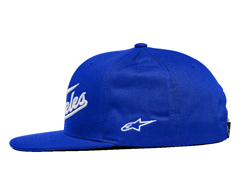 Alpinestars Los Angeles Hat, boné de aba reta e fecho snapback, azul com bordado branco, vista lateral com coroa estruturada, letras bordadas em 3D na frente e pequeno logótipo Ageless na lateral