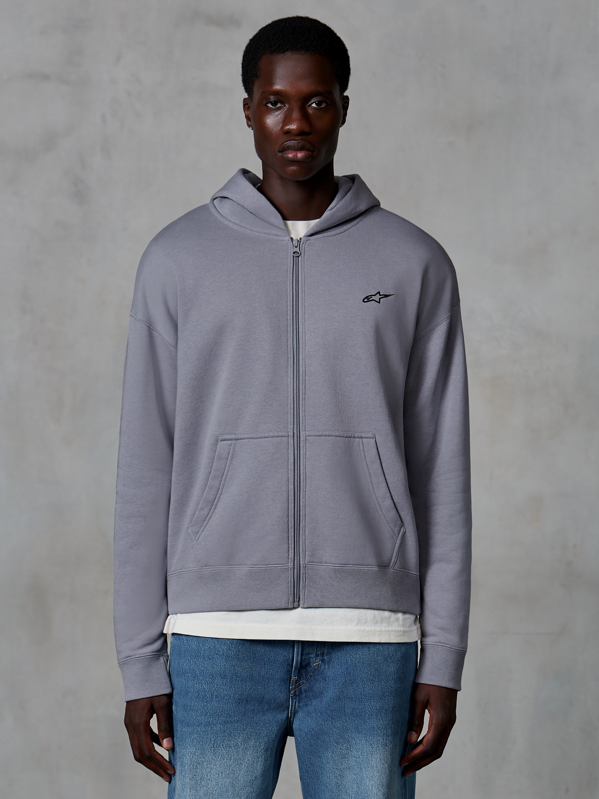 Alpinestars Essentials Ageless Zip Hoodie, Prateado, roupa urbana casual usada por modelo, fleece com fecho integral e pequeno logótipo Astars preto no peito, bolsos canguru, design de ajuste relaxado