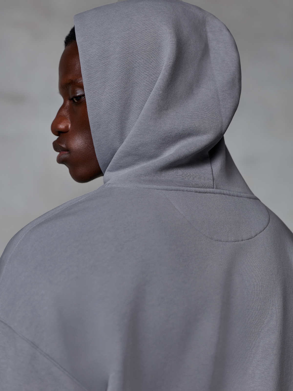 Alpinestars Essentials Ageless Zip Hoodie, prateado, vista detalhada de perfil e de costas com o capuz levantado, tecido de fleece compacto premium, estilo casual streetwear