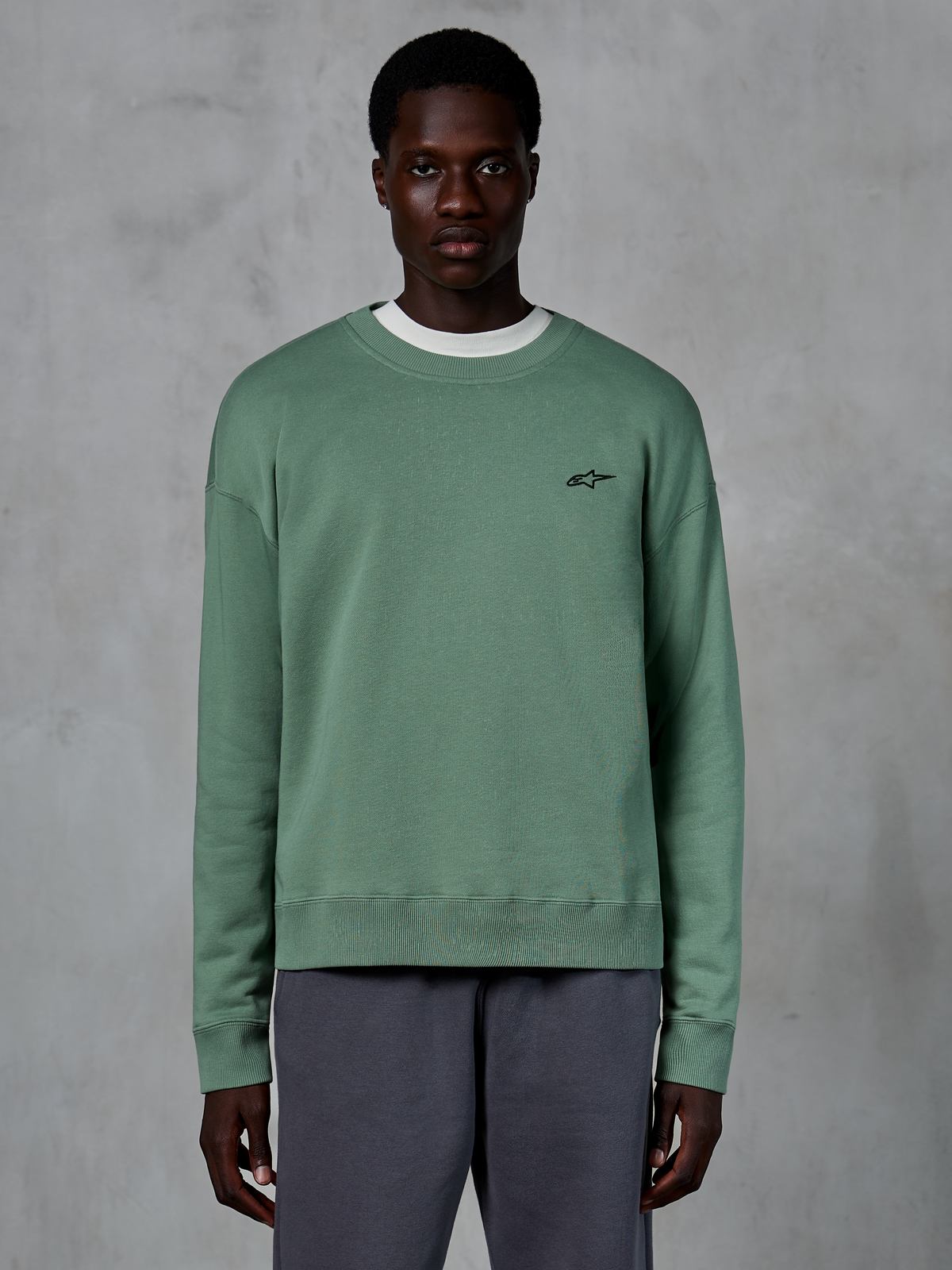Alpinestars Essentials Ageless Crew, sweatshirt casual de gola redonda, verde Cactus com um pequeno logótipo de estrela preto no peito, gola, punhos e bainha canelados, em fleece compacto premium
