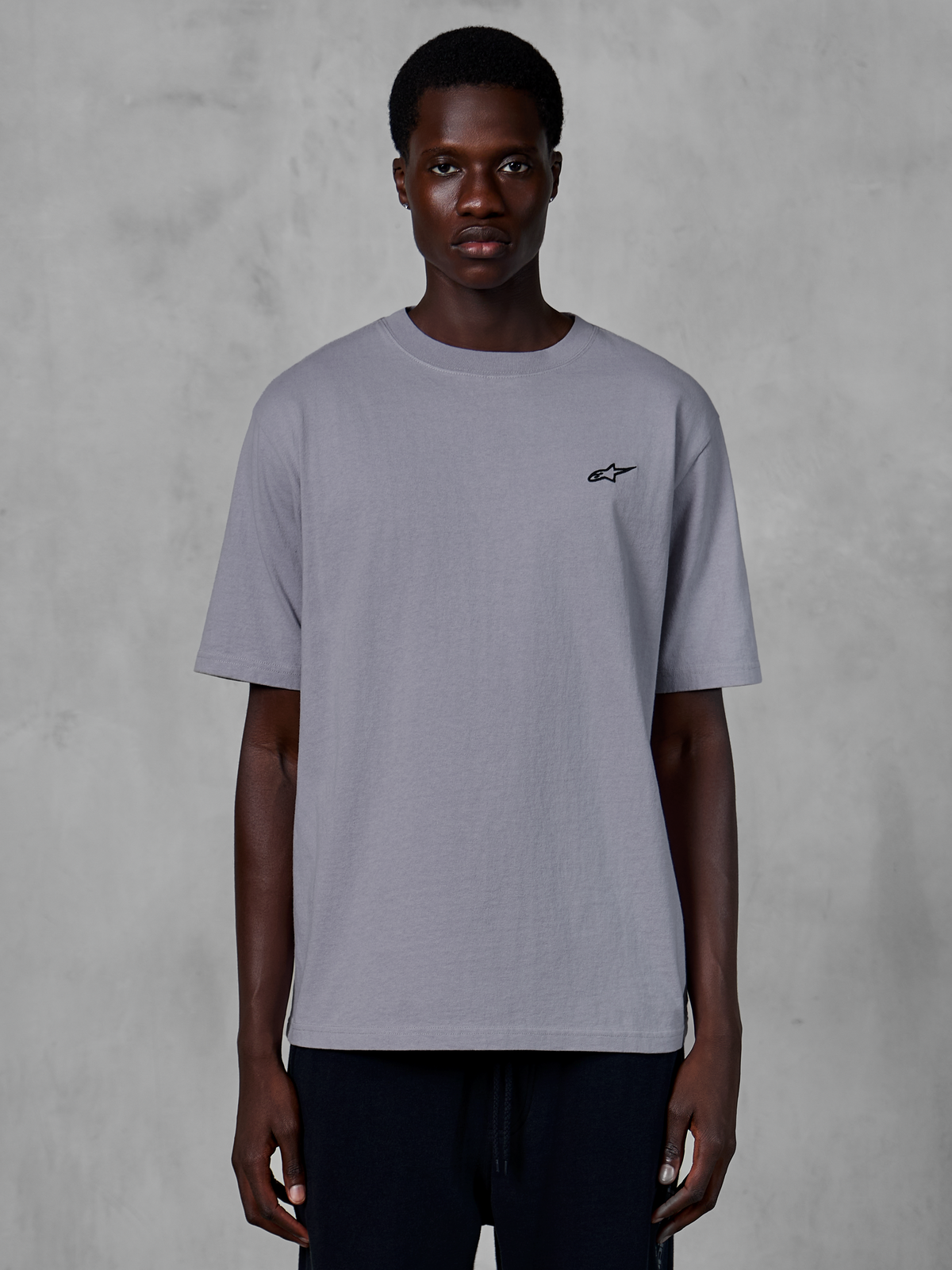 Alpinestars Essentials Ageless SS Tee, t-shirt de manga curta, cinzenta, com um pequeno logótipo Astars preto no peito, corte contemporâneo descontraído, streetwear casual inspirado no desporto motorizado