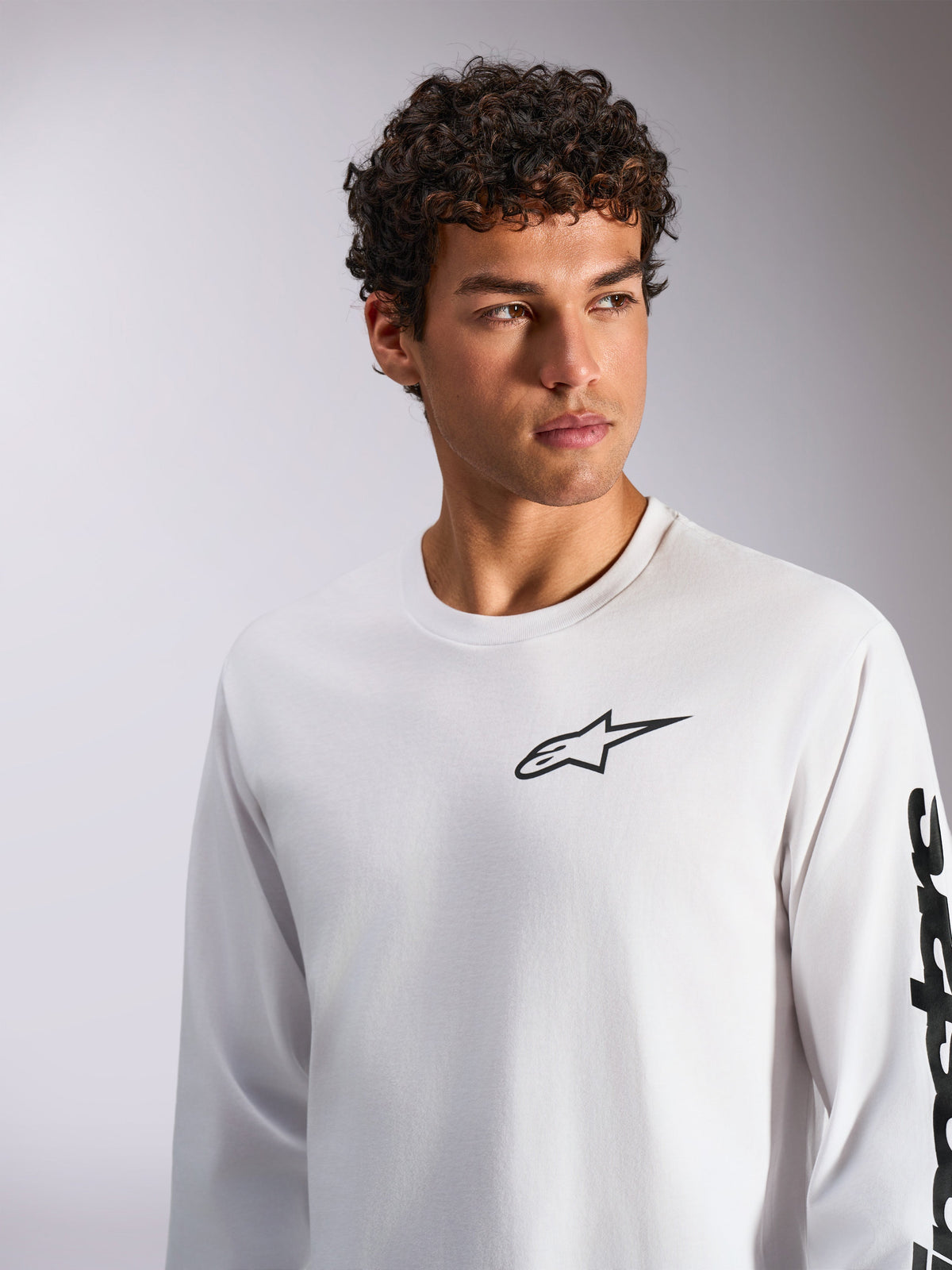 Alpinestars Trackside CSF Tee, t-shirt de manga comprida, branca com logótipos em preto, apresenta o logótipo Astar no peito e texto na manga, streetwear casual inspirado no desporto motorizado