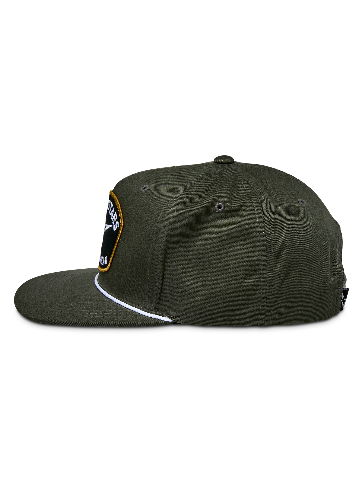 Alpinestars Promptus Snapback Hat, verde militar, vista lateral mostrando a coroa estruturada e aba plana, com detalhe de corda entrançada branca e patch frontal com logótipo bordado, acessório de cabeça casual em sarja de algodão