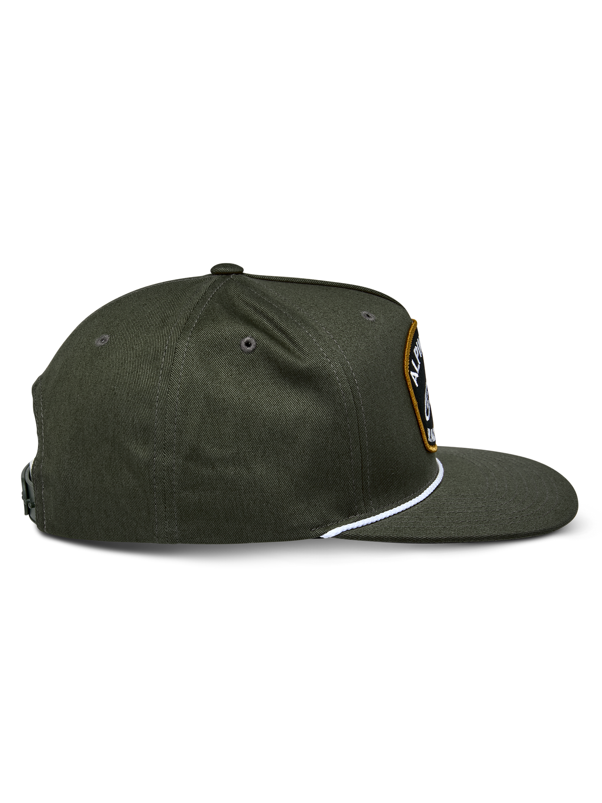 Boné Alpinestars Promptus Snapback, Verde Militar, vista de perfil lateral mostrando a aba plana e a coroa estruturada, detalhe de corda entrançada branca na base da coroa, tecido de sarja de algodão resistente, design casual desportivo