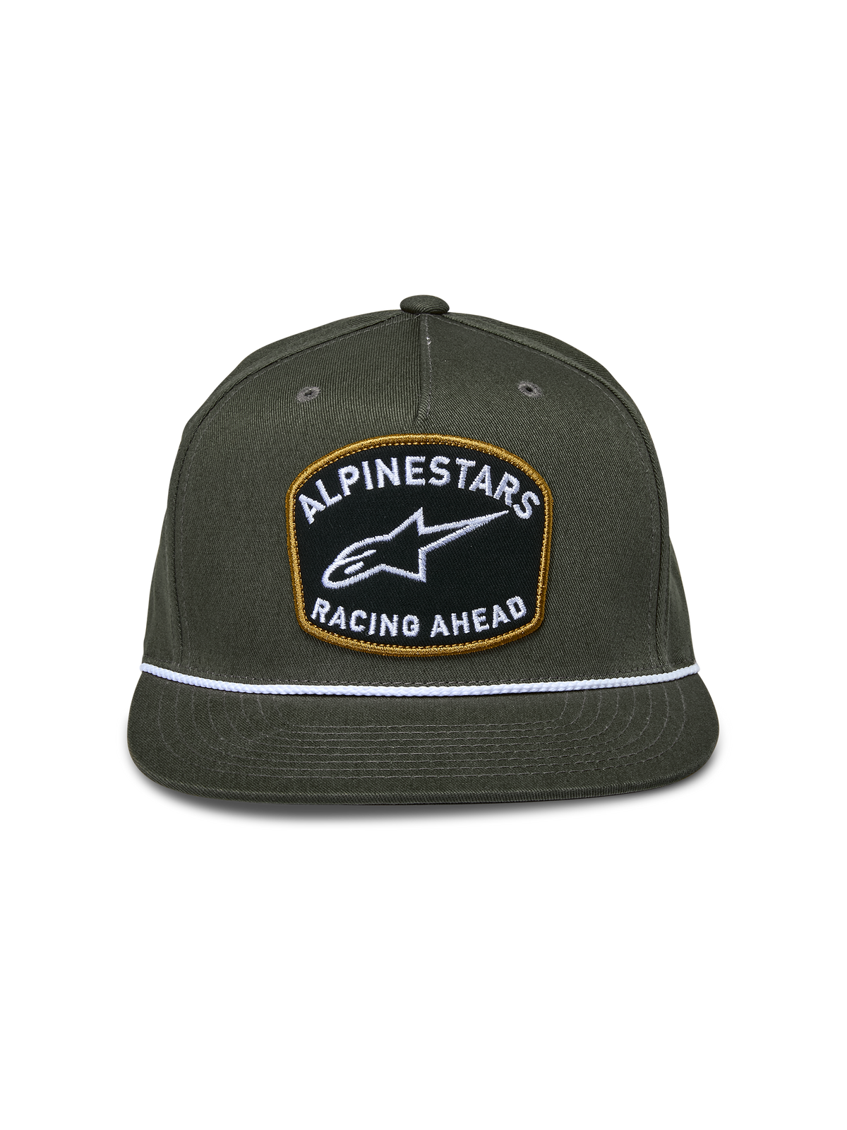 Boné Alpinestars Promptus Snapback, verde militar, coroa estruturada com aba plana, grande patch frontal com bordado branco 'Alpinestars Racing Ahead' e rebordo dourado, detalhe de corda entrançada branca, acessório casual de estilo motorsport