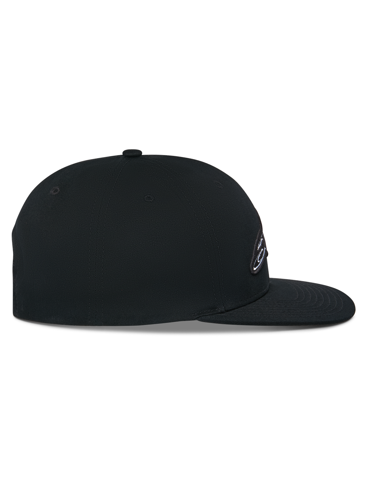 Boné Snapback Alpinestars Thickness, preto, vista de perfil lateral, coroa estruturada com aba plana, tecido principal em sarja de algodão, detalhe do logótipo bordado em 3D, acessório casual de desportos motorizados