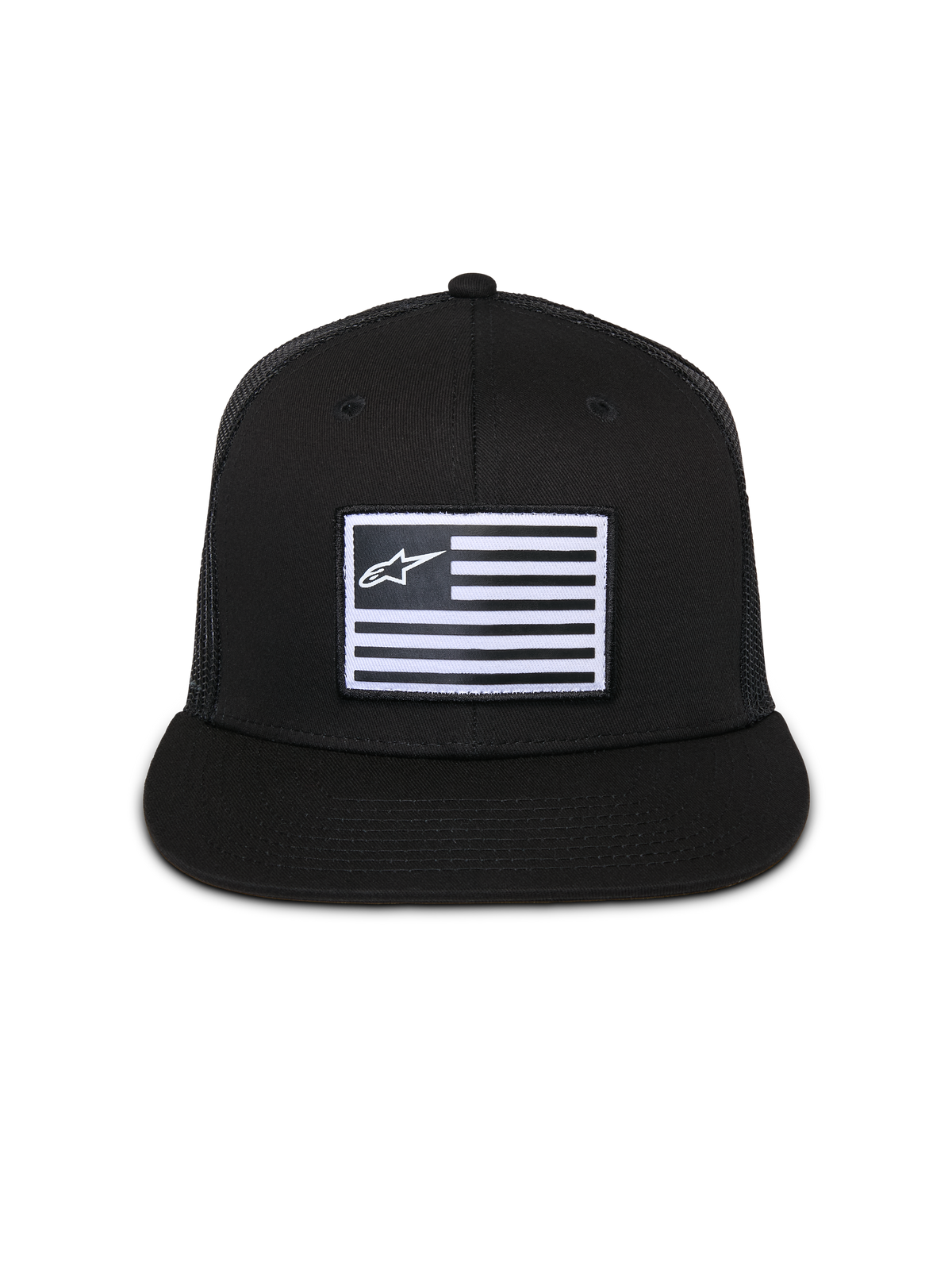 Alpinestars Flag Flat Trucker Hat, boné preto de pala plana com coroa estruturada, remendo retangular central com bandeira branca e logótipo Alpinestars, parte traseira em malha, streetwear casual inspirado no desporto motorizado