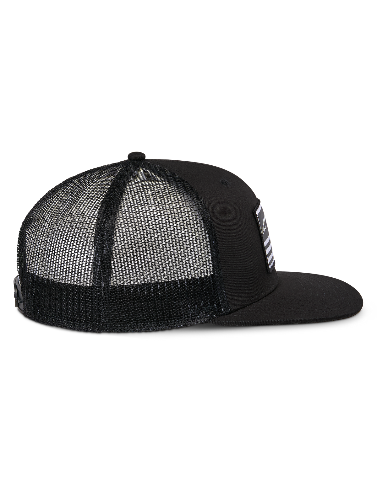 Boné Trucker Alpinestars Flag Flat, preto, vista lateral com aba plana, coroa estruturada e parte traseira em malha de poliéster preta, acessório casual inspirado no desporto motorizado