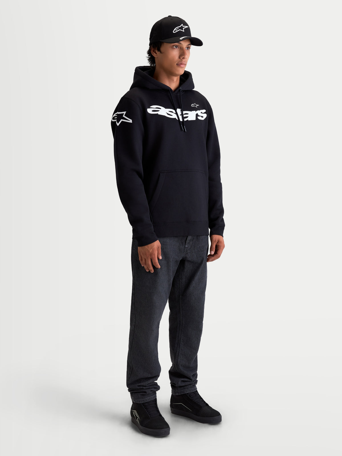 Alpinestars Camisola com capuz Velocifier, hoodie de sportswear para homem, preta e branca, logótipo Astars curvo no peito e logótipos nos ombros, estilo casual motorsport, construção em fleece de mistura de algodão premium