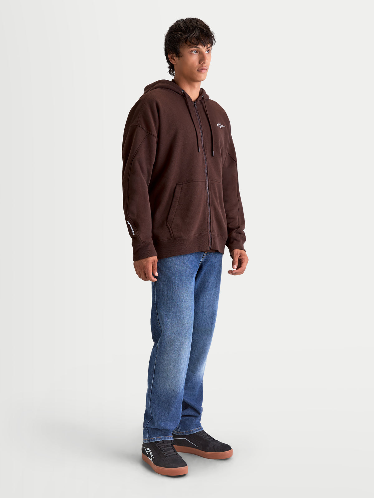 Alpinestars Camisola com Capuz Entity Oversized, hoodie castanho com fecho de correr para homem, corte oversized relaxado em fleece, com fecho frontal Vislon, bolso canguru e logótipos bordados no peito e na manga, estilo motorsport casual.