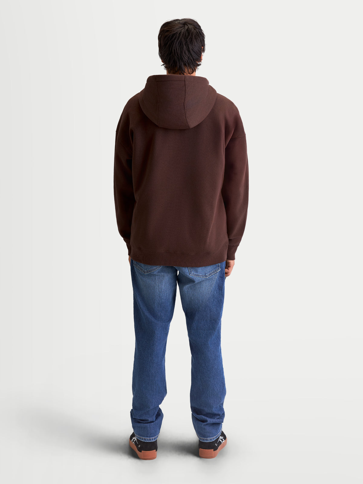 Alpinestars Camisola Com Capuz Entity Oversized, camisola sportswear castanha com fecho, vista traseira no modelo, corte oversized descontraído, fabricada em fleece de mistura de algodão reciclado, vestuário casual lifestyle.