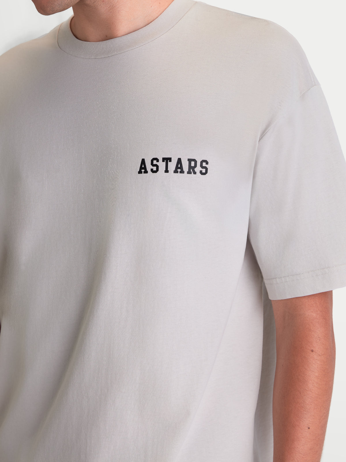 Alpinestars T-Shirt Latitude Oversized CSF, t-shirt de manga curta cinzento cimento com logótipo Astars preto no peito, mistura de algodão e poliéster, vista no modelo, casual sportswear