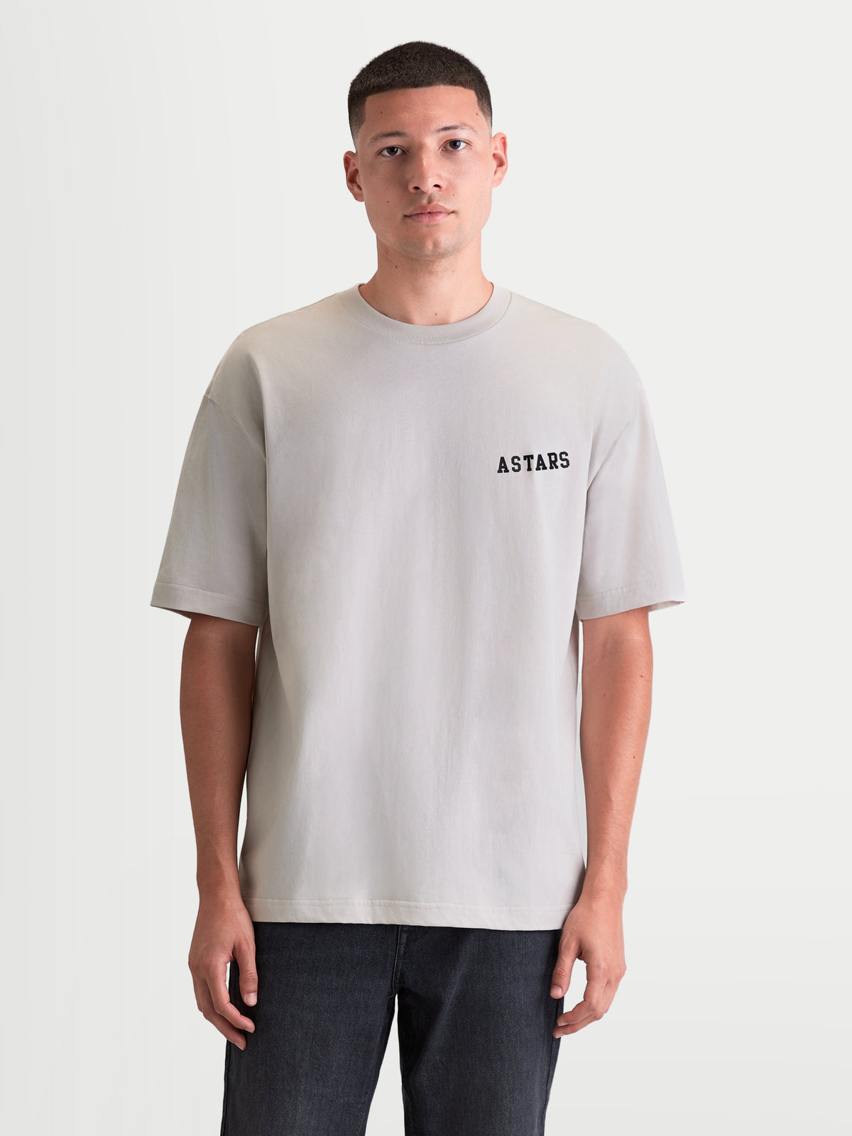 Alpinestars T-Shirt Latitude Oversized CSF, t-shirt de manga curta para homem, cinzento-cimento, corte oversized com logótipo Astars preto no peito, casual sportswear.