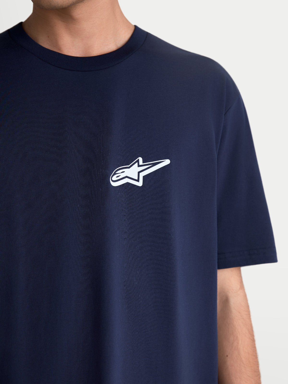 Alpinestars T-Shirt Meteor CSF, t-shirt de manga curta azul-marinho com logótipo Astars branco no peito, casual sportswear unissexo, mistura de algodão e poliéster, vista detalhada no modelo.