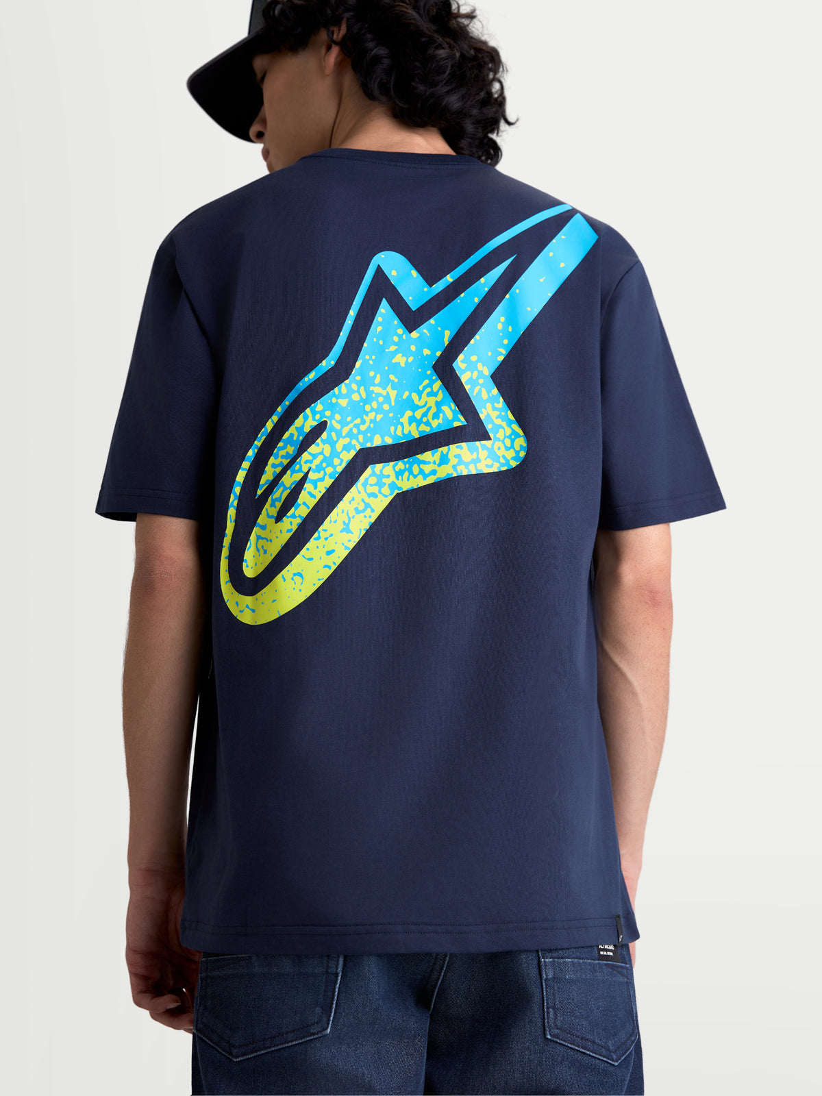 Alpinestars T-Shirt Meteor CSF, t-shirt de manga curta para homem, azul marinho, vista traseira com um grande logótipo Astars em gradação azul e amarelo, casual sportswear de inspiração motorsport.