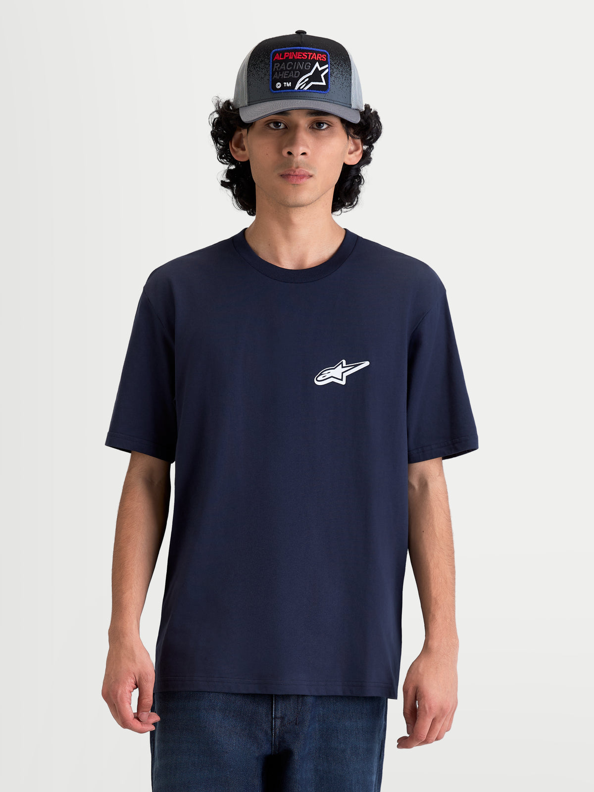 Alpinestars T-Shirt Meteor CSF, t-shirt de manga curta para homem, azul marinho, com pequeno logótipo Alpinestars branco no peito, vista frontal num modelo, casual sportswear.