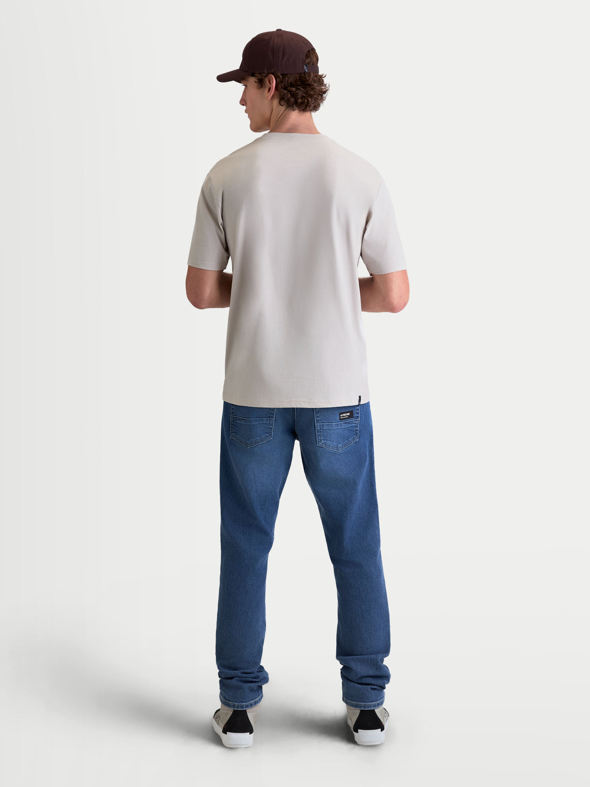Alpinestars T-Shirt Elliptogrit CSF, t-shirt de manga curta para homem em cinzento-cimento, vista traseira no modelo, casual sportswear de inspiração motorsport, mistura de algodão e poliéster premium.
