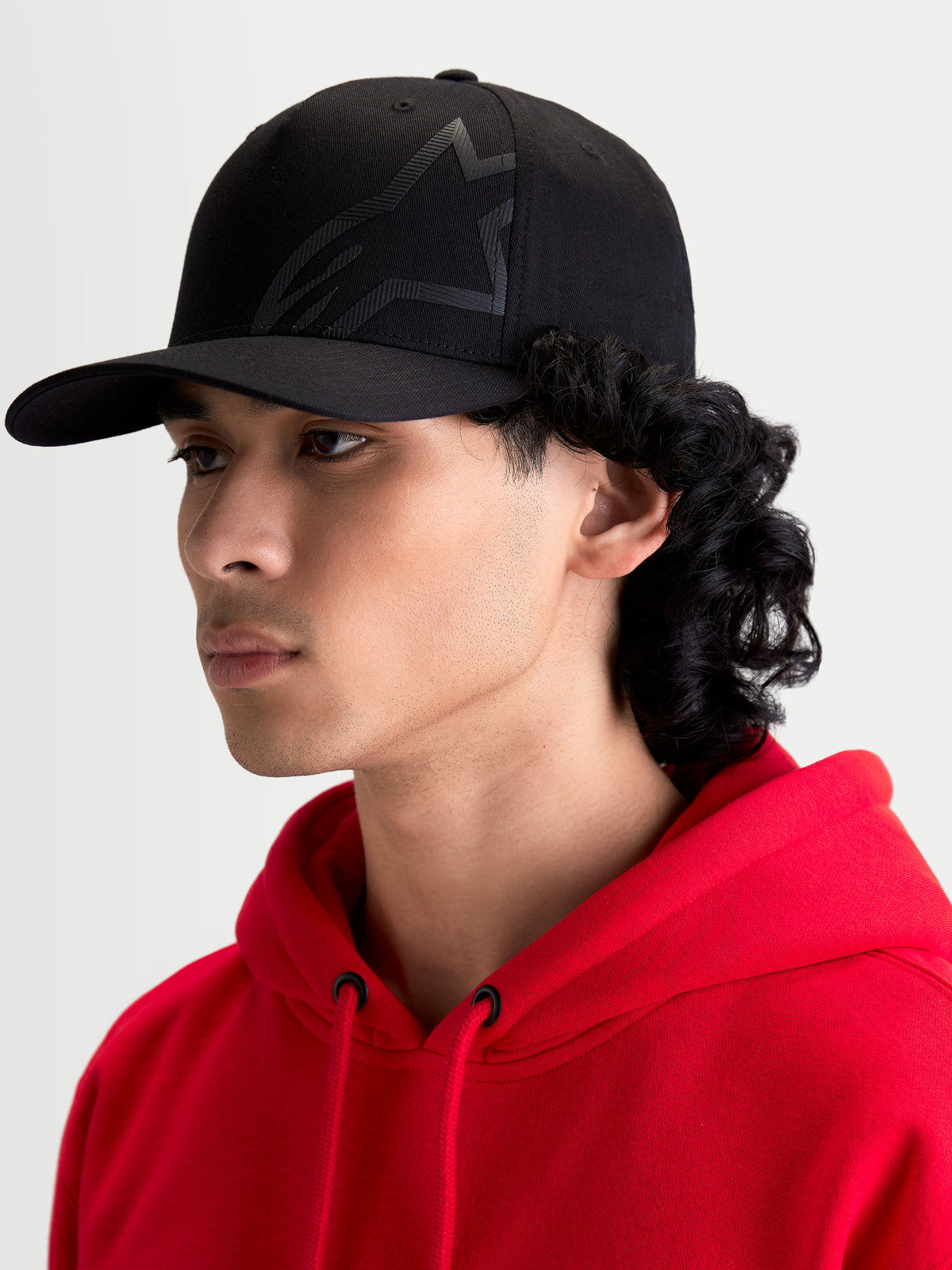 Alpinestars Chapéu Maze, boné de pala curva para homem, preto, sportswear de inspiração motorsport, coroa estruturada e logótipo Astars Corp Shift texturizado, vista de perfil lateral no modelo.