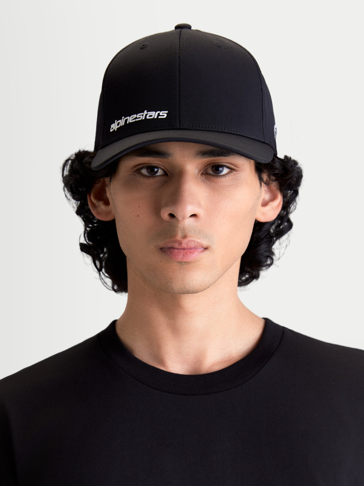 Alpinestars Chapéu Points, boné de estilo sportswear unissexo, preto e branco, fabricado em tecido nylon tactel leve, com ajuste flex-back, vista frontal no modelo