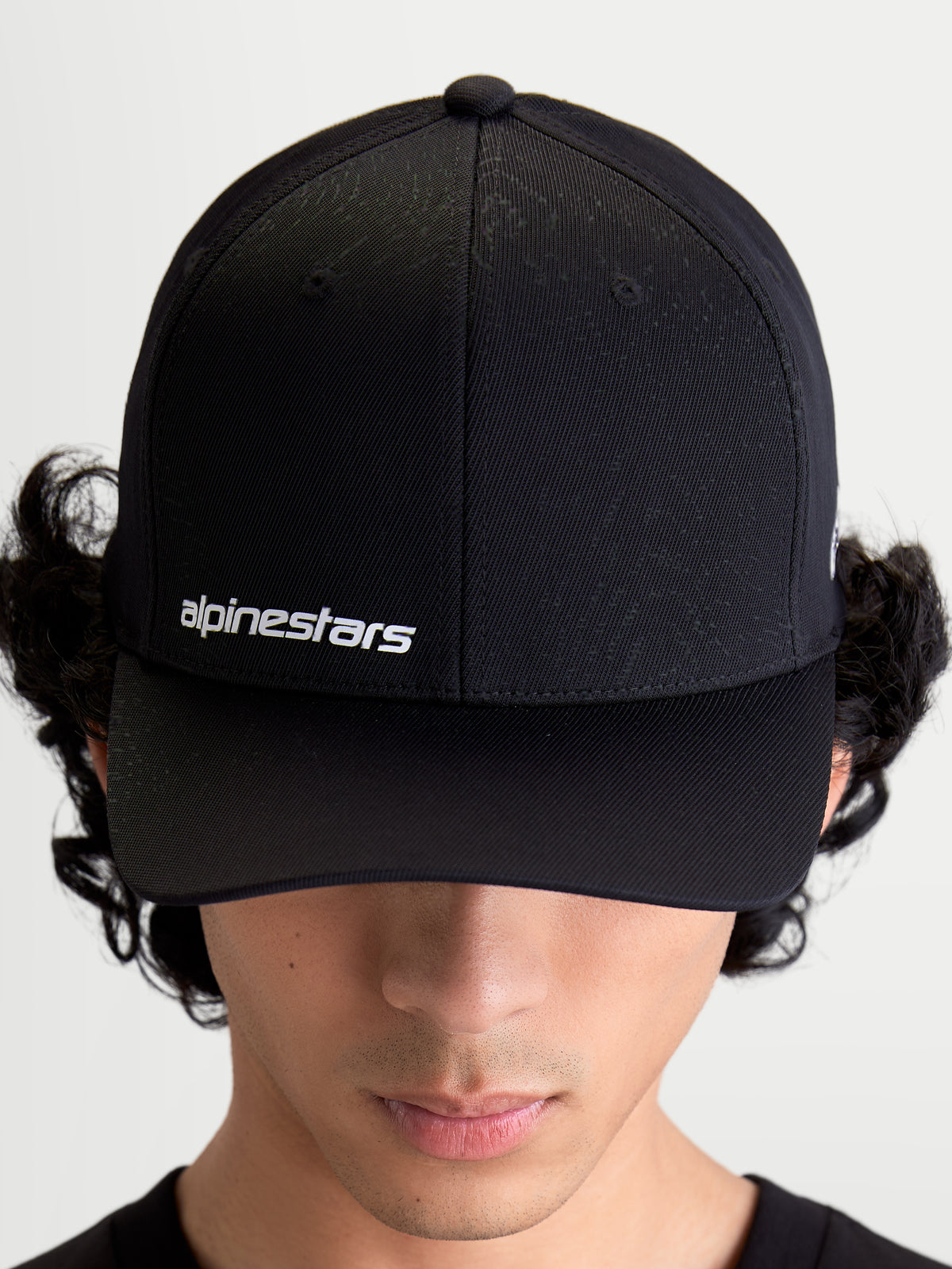 Alpinestars Chapéu Points, boné de aba curva em modelo, preto e branco, com logótipo Alpinestars na frente, construção em nylon tactel leve, casual sportswear