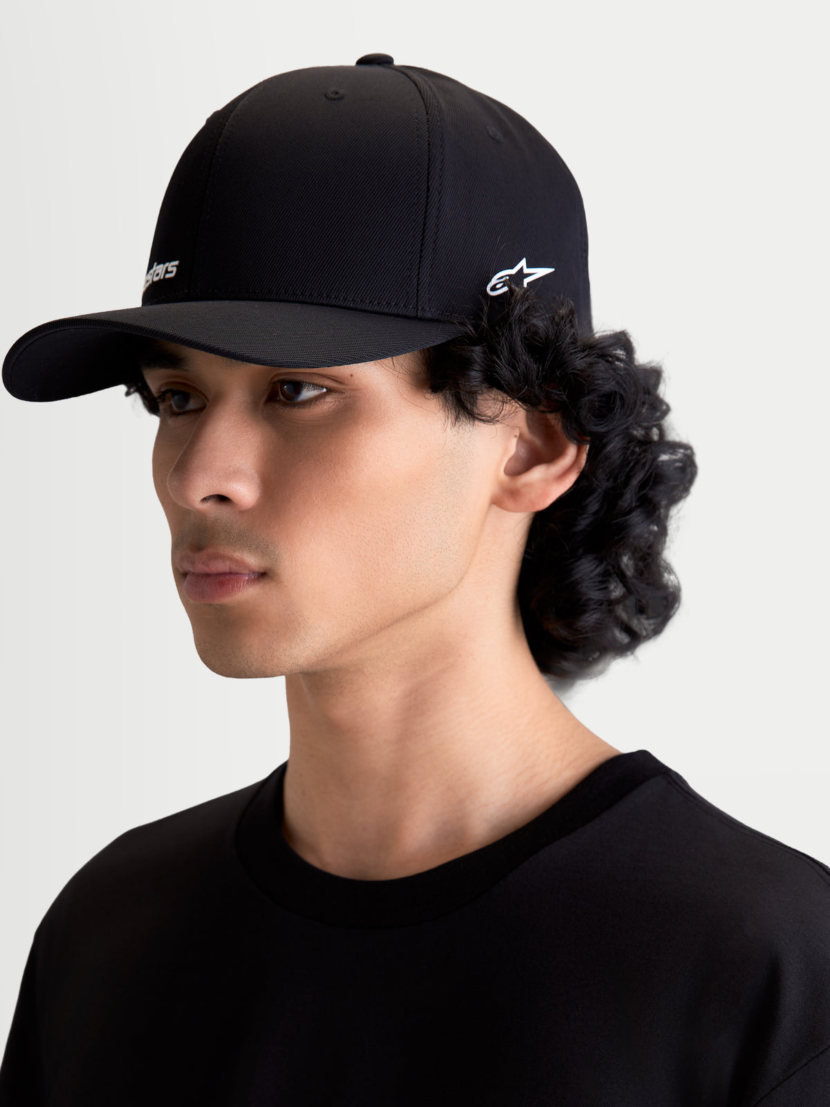 Alpinestars Chapéu Points, boné de sportswear para uso diário, unissexo, preto com logótipos brancos, em nylon tactel leve, vista lateral num modelo, estilo casual motorsport.