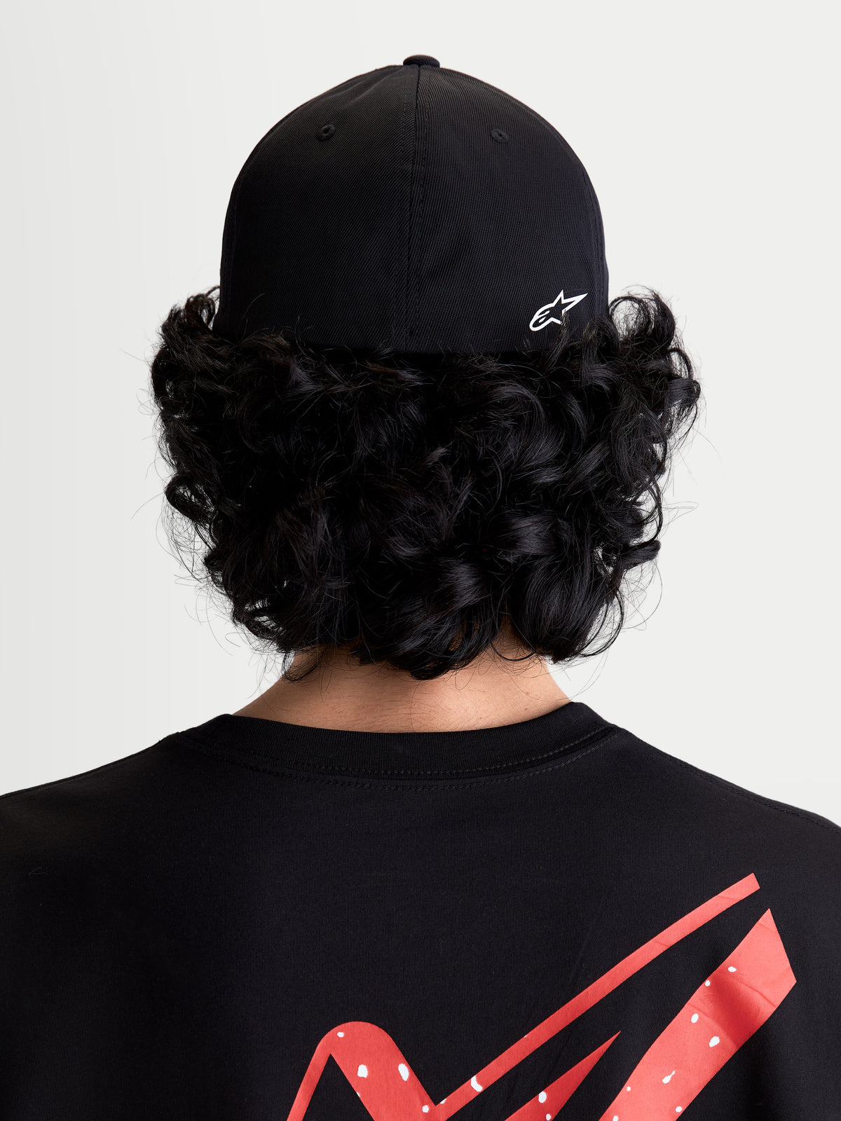 Alpinestars chapéu Points, boné unissexo de sportswear com ajuste flex nas costas, preto e branco, construção em nylon tactel leve, vista traseira num modelo com logótipo Astars HD branco estampado.