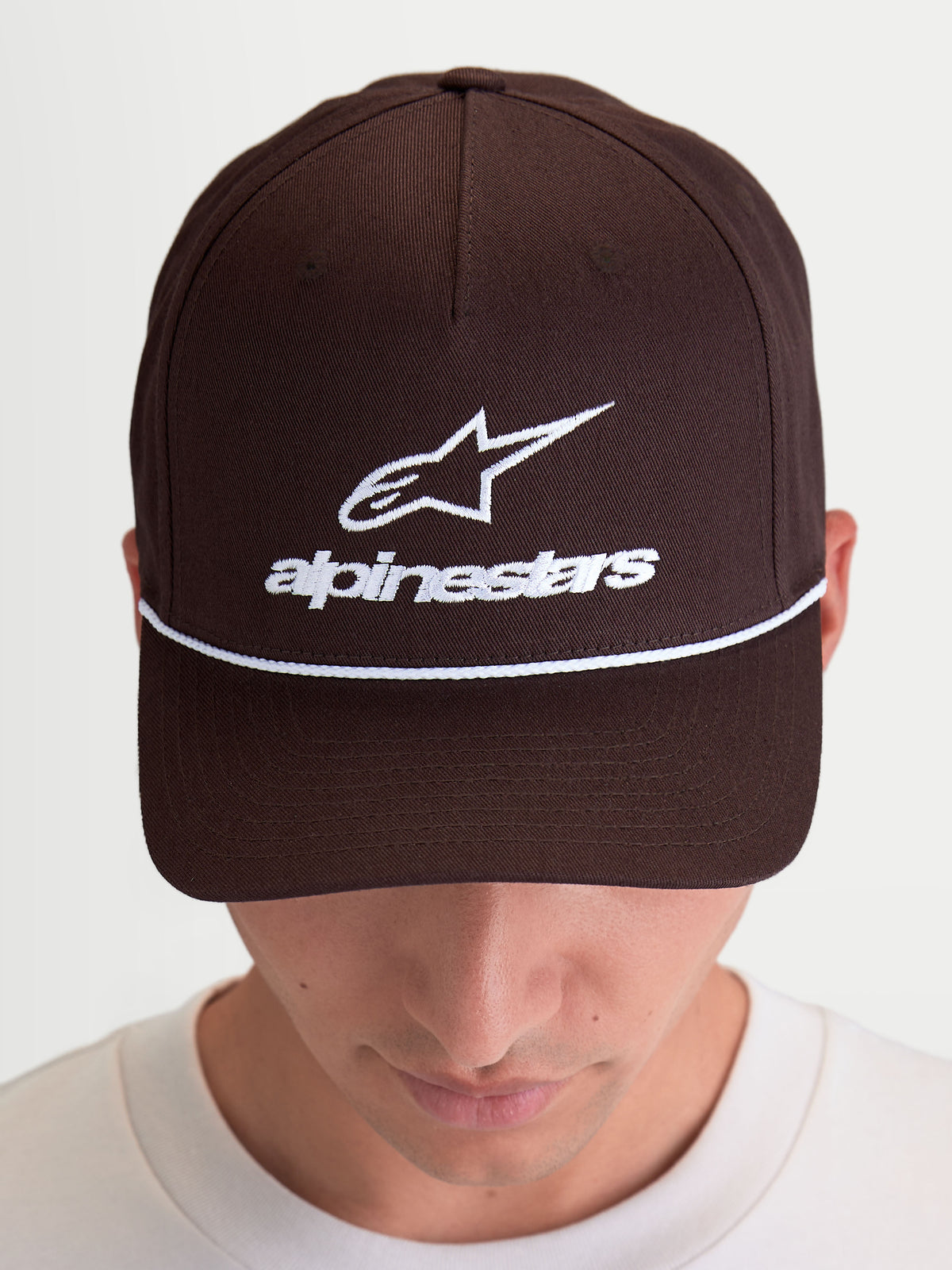 Alpinestars Boné Combo Logo Snapback, boné de sportswear para homem, castanho com bordado branco do logótipo Astars e wordmark, aba curva e coroa estruturada, construção premium em sarja de algodão, mostrado em modelo.