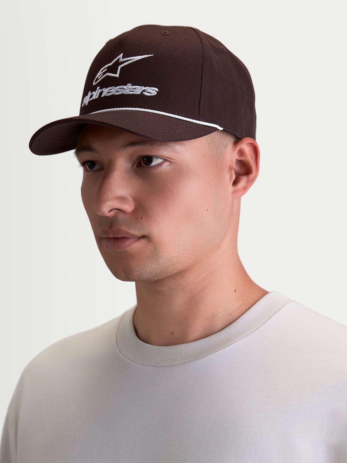 Alpinestars Boné Combo Logo Snapback, boné sportswear para homem, castanho com logótipo Astars bordado a branco e detalhe de corda, coroa estruturada e aba curva, em sarja de algodão.
