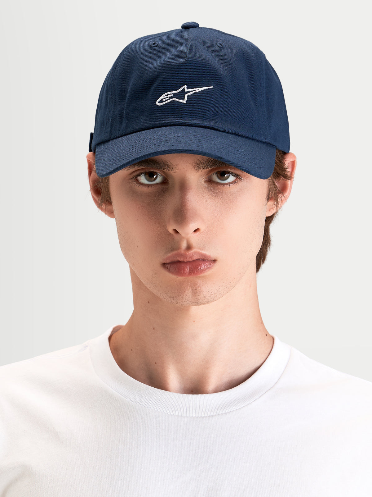 Alpinestars Boné Dad Dylan, boné desportivo casual azul-marinho com bordado do logótipo Astars branco, aba curva e coroa baixa não estruturada num modelo